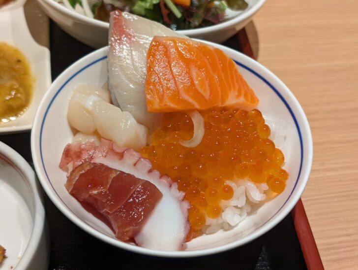 Make your own seafood rice bowl at the seafood corner