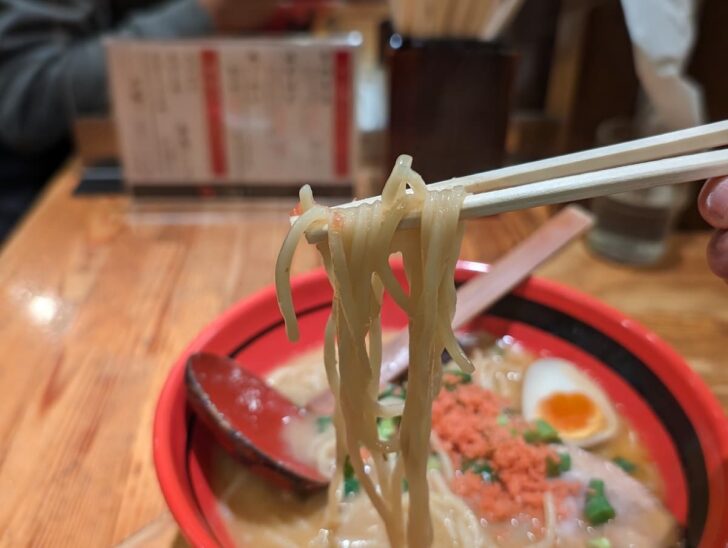 Thick shrimp broth made from a large number of sweet shrimp heads clings deliciously to the noodles