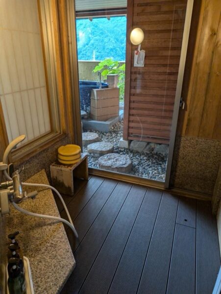 Indoor bath with a washing area