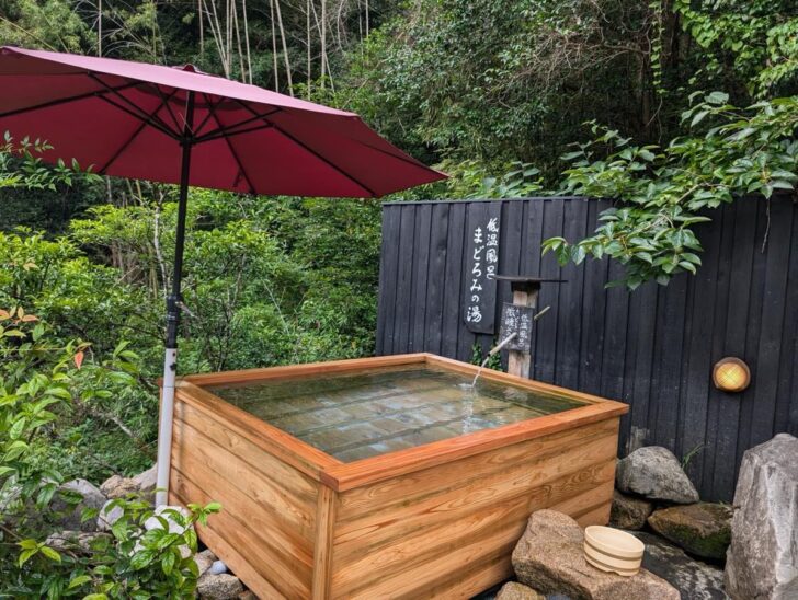 Low-temperature bath with free-flowing onsen water