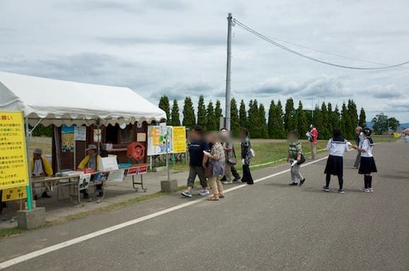 Student Tour Guides at Hokuryucho Sunflower Field