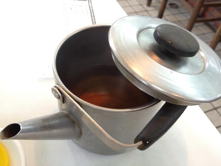 Maki no Udon also serves its broth in a kettle