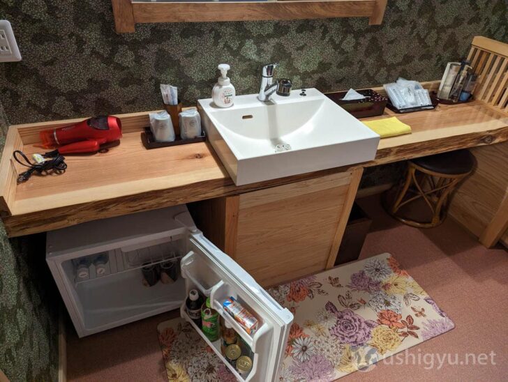 Well-stocked amenities and free drinks