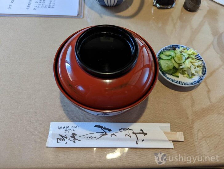 Eel bowl served in elegant lacquerware