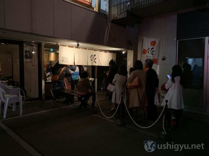Long line even on weekdays at 'Parfait, Coffee, Liquor, Sato'