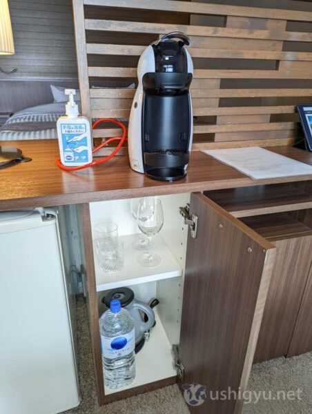 Dolce Gusto coffee machine and glassware