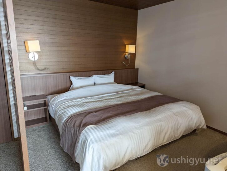 King-size bed (200×200 cm) in the Bridge View Double room