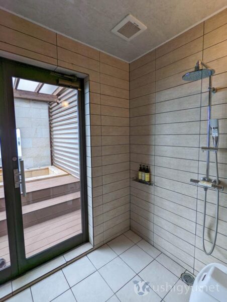 The bathtub is only in the open-air bath on the terrace, accessible from the shower room