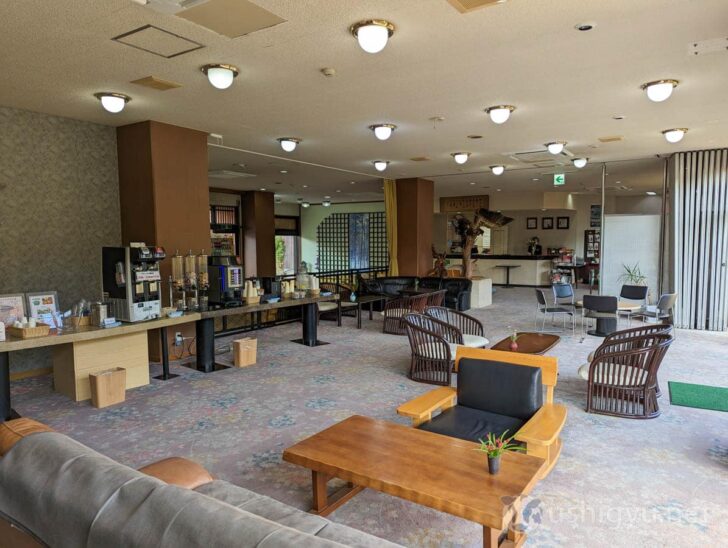 Lobby with a nostalgic Showa-era atmosphere
