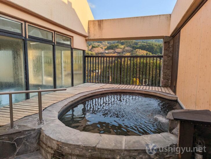 Open-air bath also using hot spring water