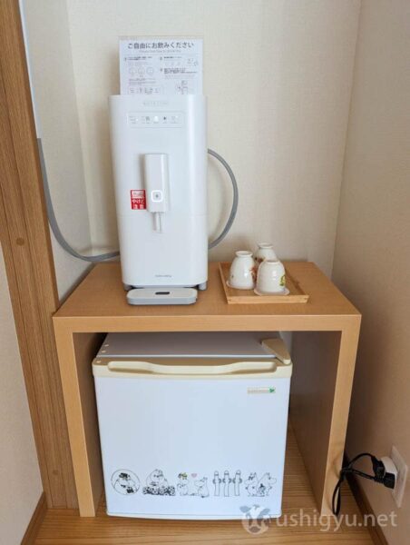 Fridge and water dispenser