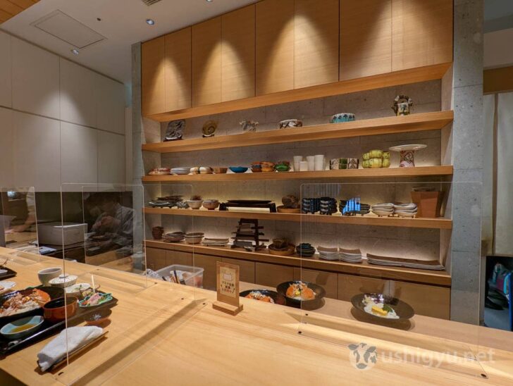 Counter seating lined with fine ceramics