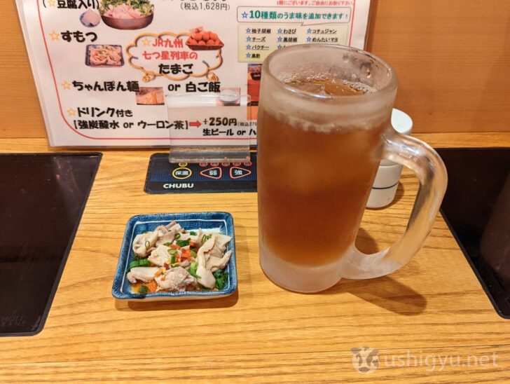 Enjoying a drink and sumotsu appetizer while waiting