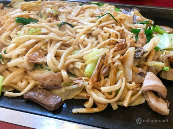 Hormone udon sizzling on the hotplate
