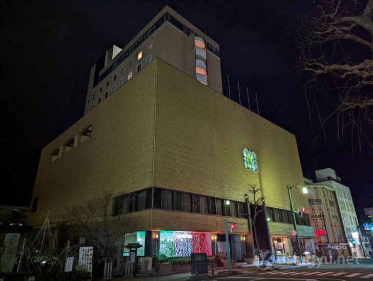 The building with stained glass windows is Hotel Italiaken