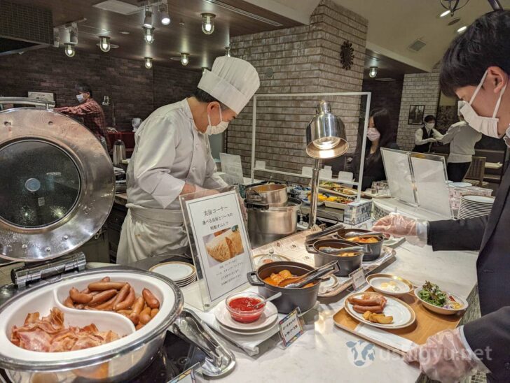 Special omelet with selectable ingredients and sauces