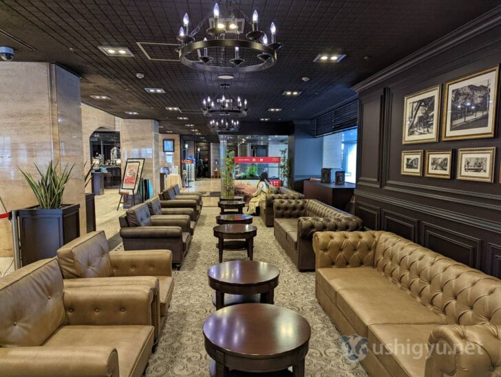 The lobby next to the entrance also has this grand atmosphere