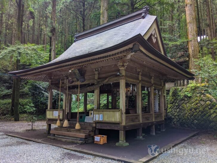 There are no people, just a simple building with ordinary fortune-telling slips