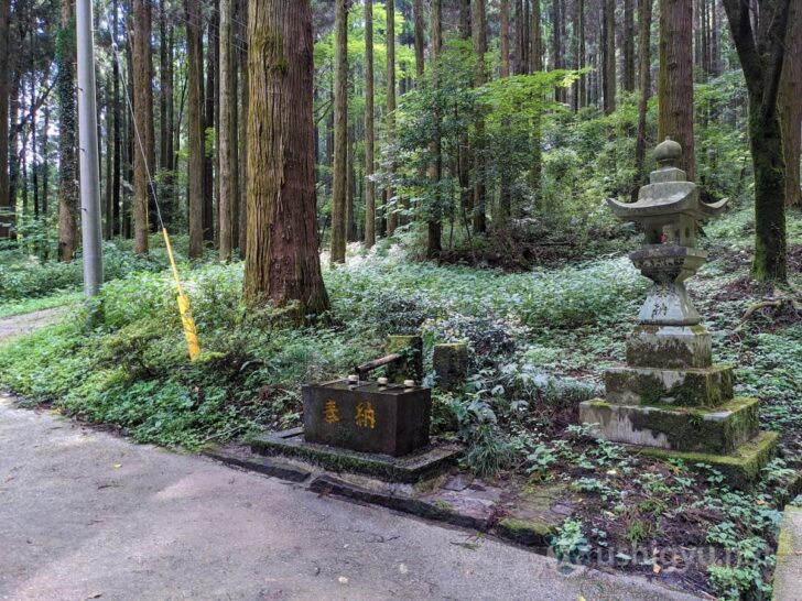 Halfway up the approach on the left is a purification area