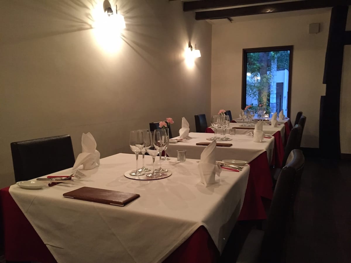 Calm indirect lighting throughout the restaurant