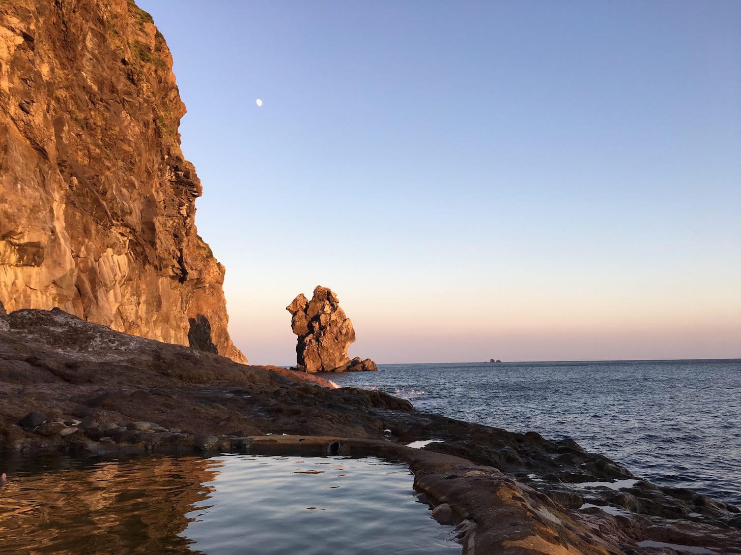 Unique hot spring experience in natural surroundings