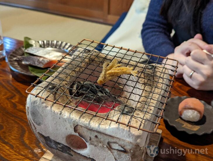 Grilled sake-soaked salmon skin