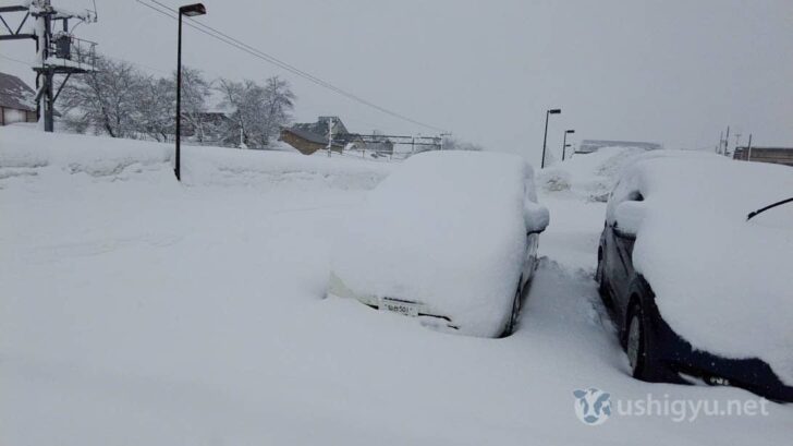 Car at Ōishida Station buried in snow overnight