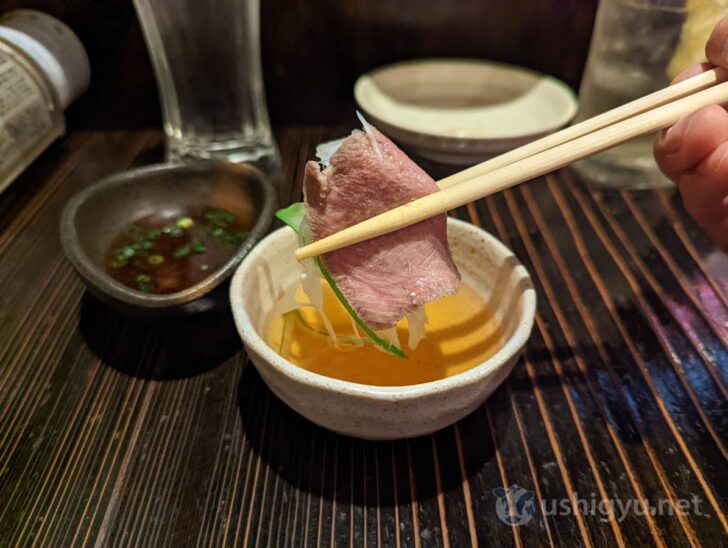 Wrap the green onion with the beef tongue, dip it in the Japanese broth and enjoy