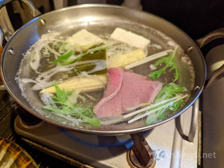 Add the green onions and beef tongue, and when they look good, eat the tongue and green onions together