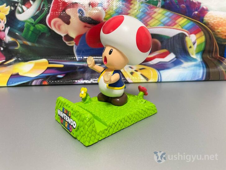 Toad supports the smartphone despite standing surprised