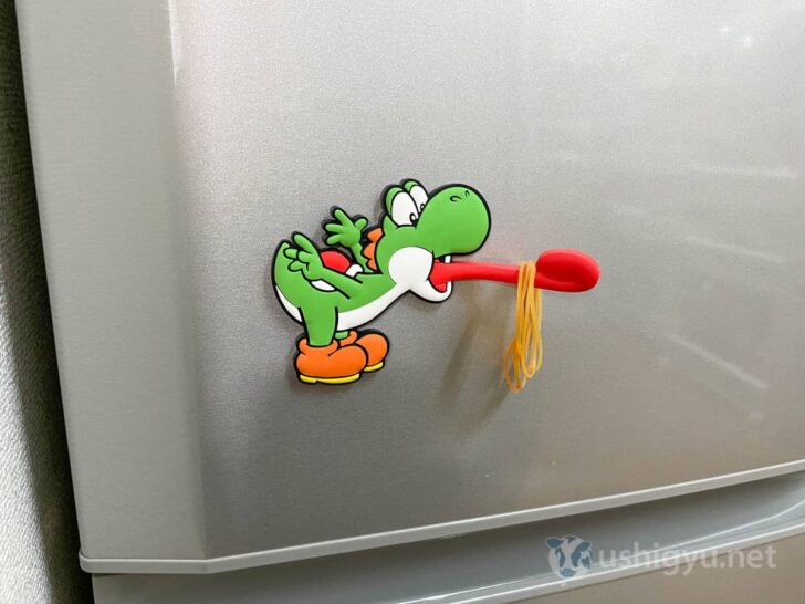 Yoshi’s tongue can bend to hold items