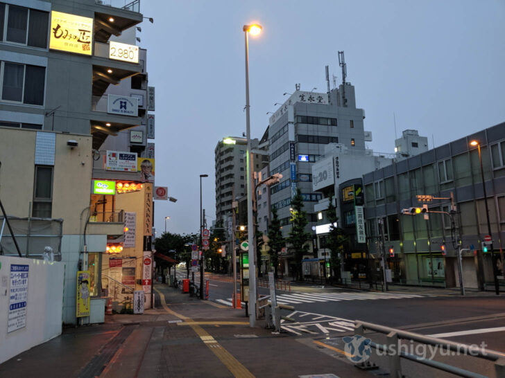 Convenience stores and late-night eateries nearby
