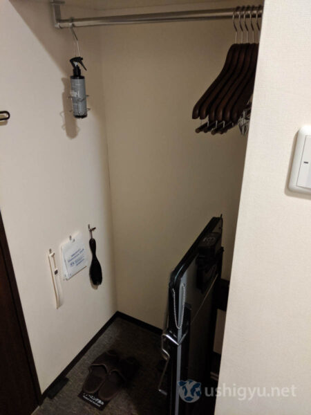 Hangers, trouser press, slippers, deodorizing spray