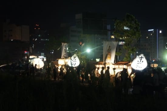 Procession at the dock before ritual conclusion