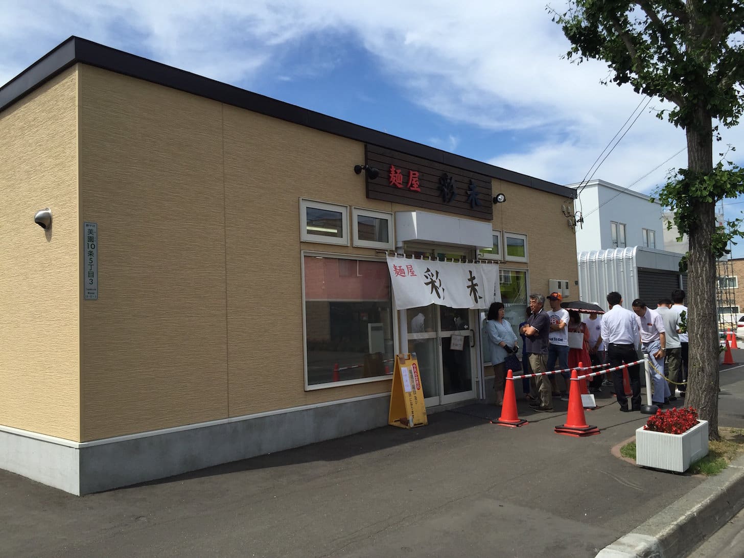 Long line outside Saimi restaurant