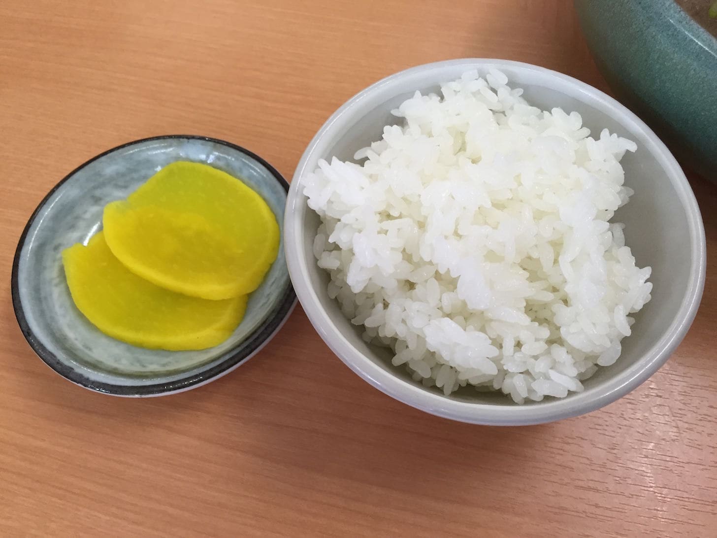 Small bowl of rice accompanying the ramen