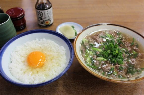 Nikusuui bowl with broth and beef