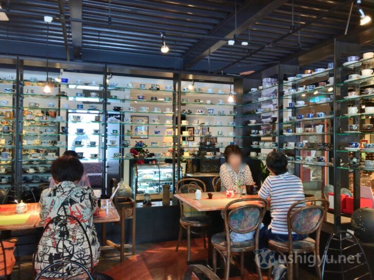 Gallery Arita: Arita-yaki coffee cups covering the entire wall