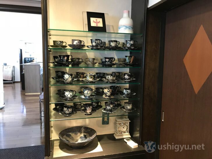 Gallery Arita: Black section next to the counter