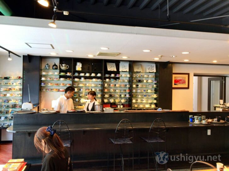 Gallery Arita: Bar counter style staff area