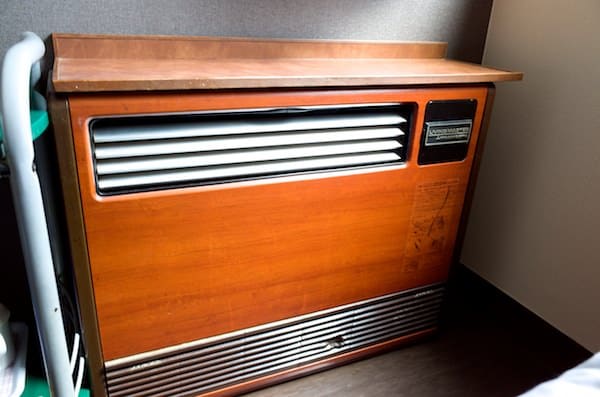 minami-senju-10.jpg Older air conditioning unit in room
