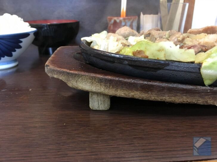 Tilting the plate with wooden wedge