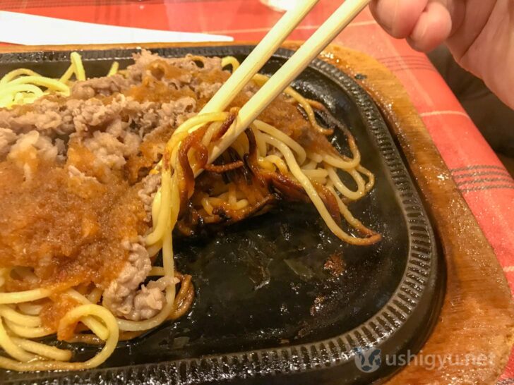 Pasta crust crispy-baked on the iron plate