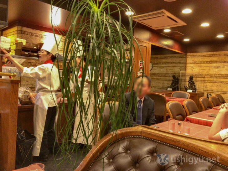 Counter and table seating at Gourmet Fugetsu