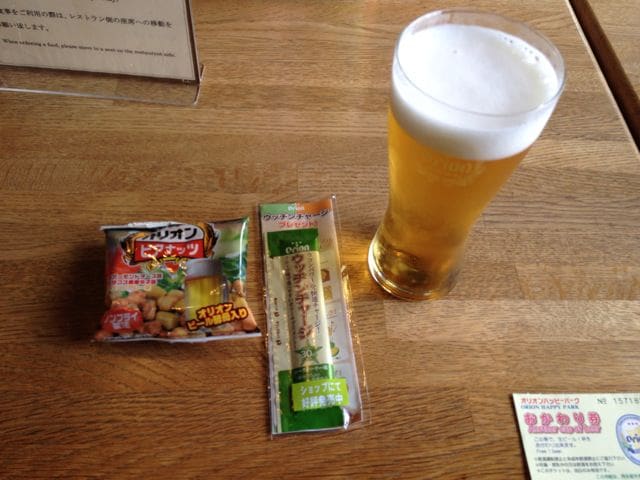 Turmeric jelly and peanut snacks as complimentary items