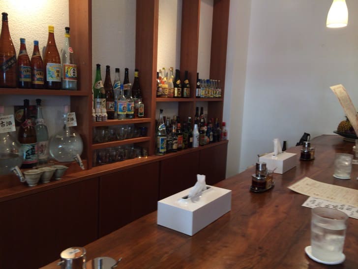 Bar-style interior design of Penguin Shokudo