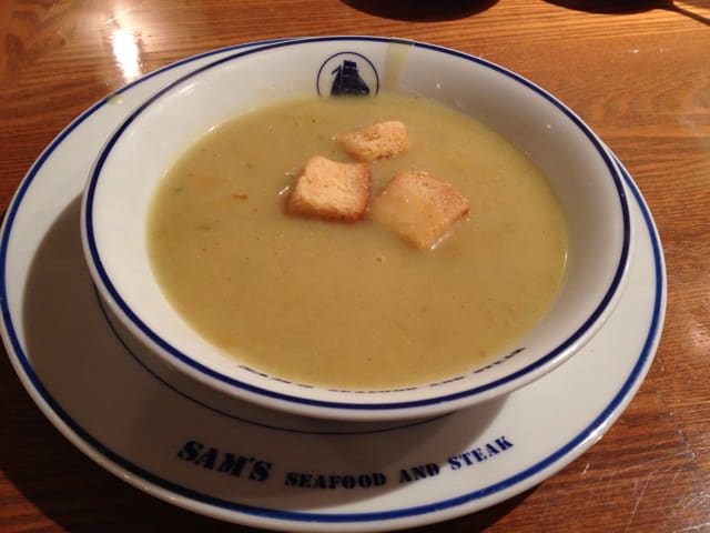 Curry soup with garlic croutons