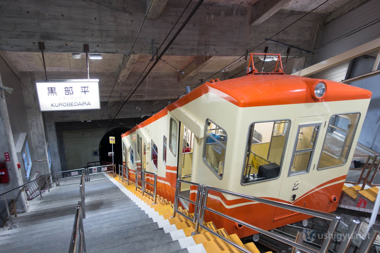 Cable car descending from Kurobe Daira