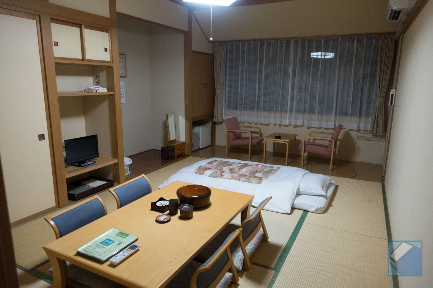 Well-equipped guest room