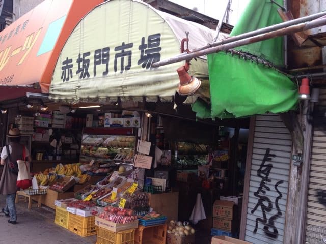 Narrow alleyway entrance to Fukiya